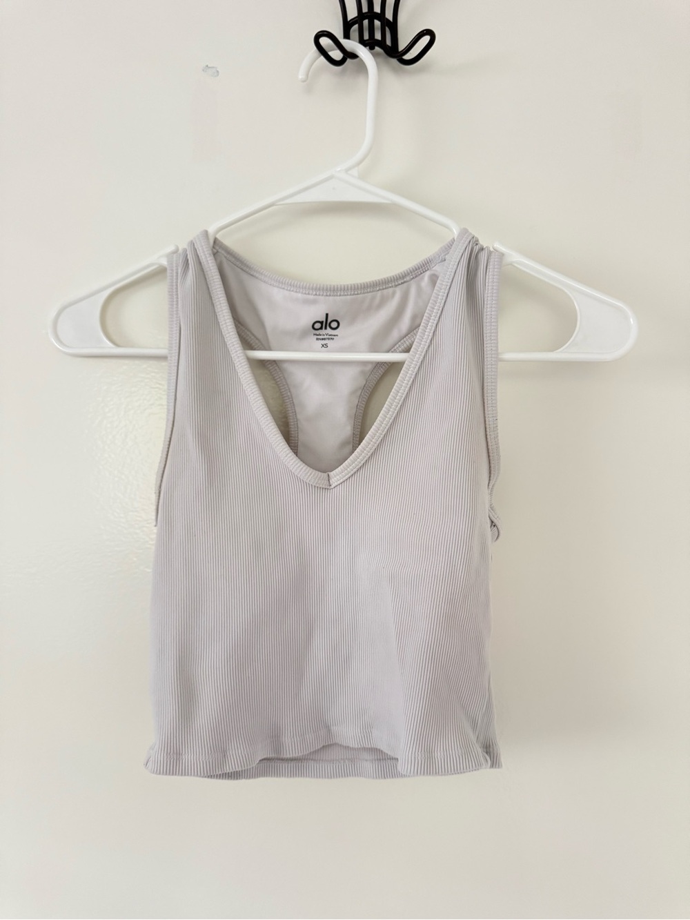 ALO Yoga Women’s Goddess Ribbed V-Neck Crop Tank in White